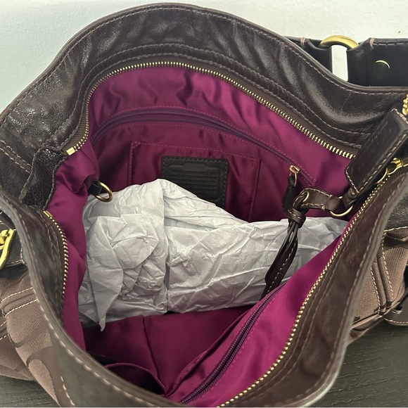 Shoulder bag in mint condition. Gold accents, purple interior. - Picture 2 of 3